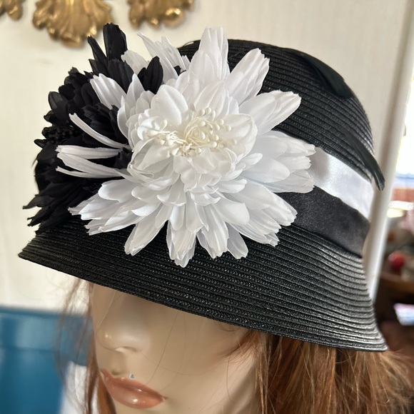 Vintage Black Straw Hat w Black White Silk Flowers